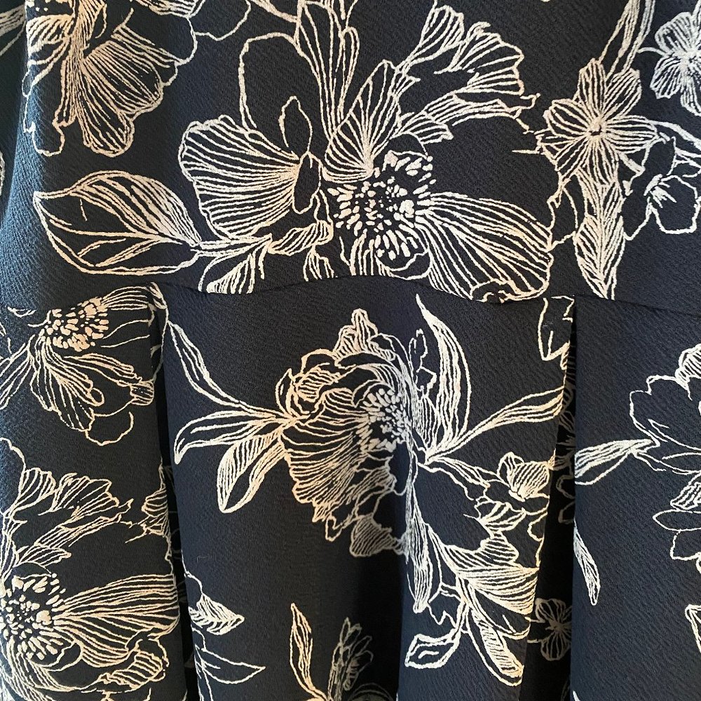 Soprano Navy / White Floral Halter Fit and Flare Dress Sz Med (juniors) NWT - Picture 4 of 7